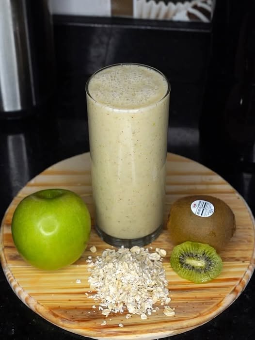 Batido saludable de avena, manzana verde y kiwi