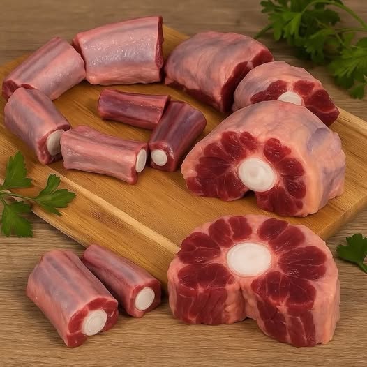 Rabo de res sobre una tabla de cortar