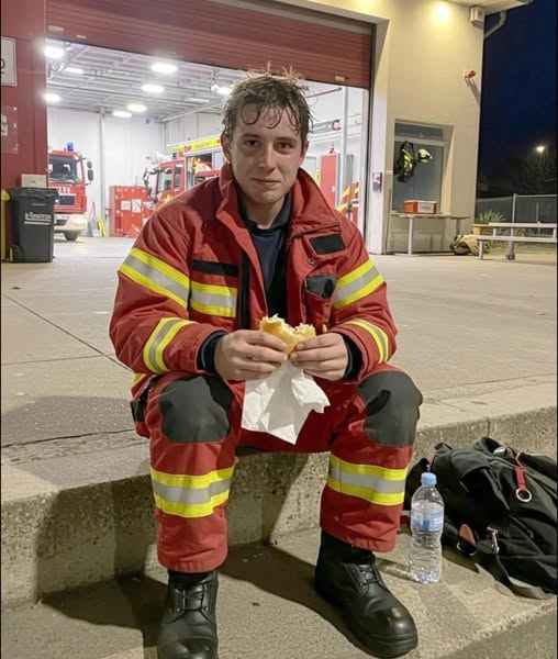 Bombero comiendo bocadillo
