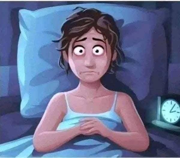 Personas en la cama con insomnio
