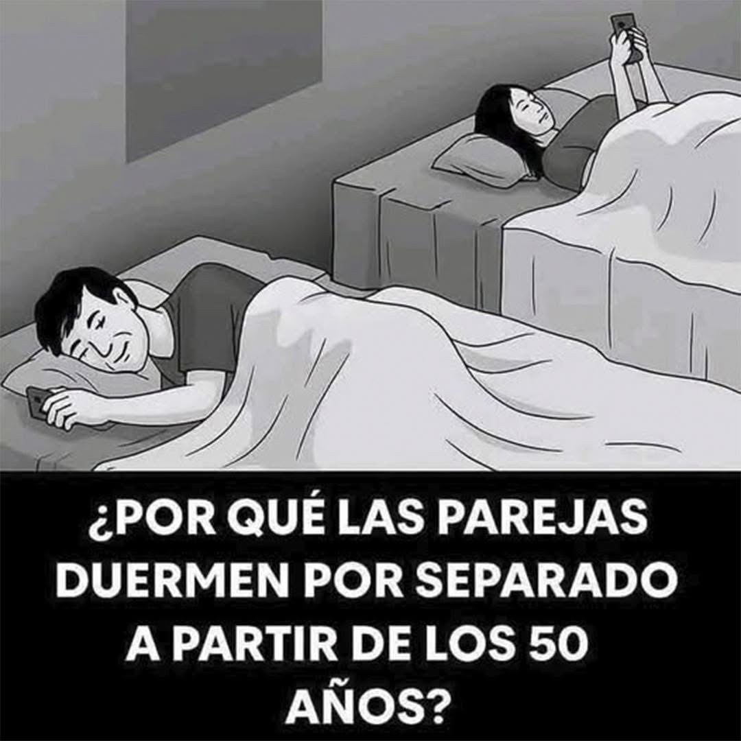 Pareja durmiendo en camas separadas