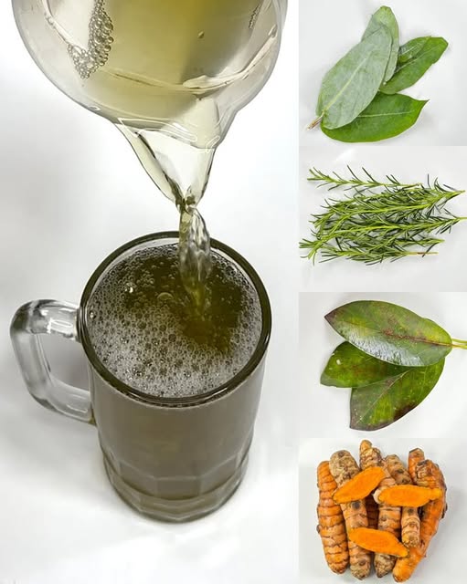 Bebida natural con ingredientes como hojas de laurel, romero, hojas de guanábana y cúrcuma