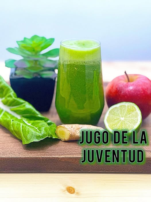 Ingredientes del Jugo de la Juventud en una tabla de madera