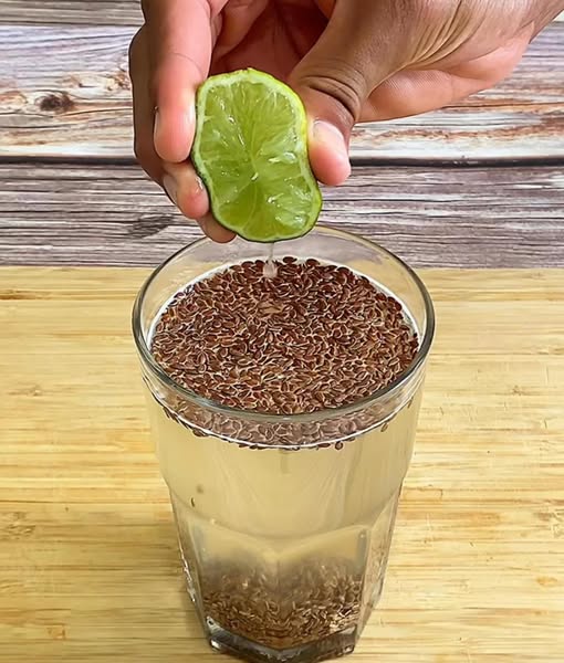 Bebida natural de agua con linaza y limón