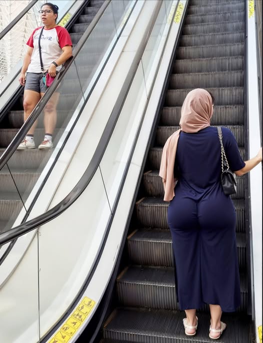 Personas en escaleras mecánicas