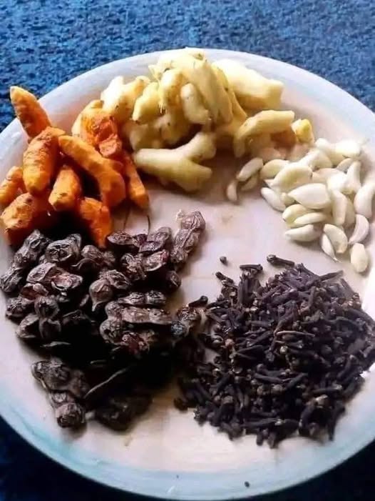 Plato con ingredientes naturales: cúrcuma, jengibre, ajo, uvas pasas y clavos de olor