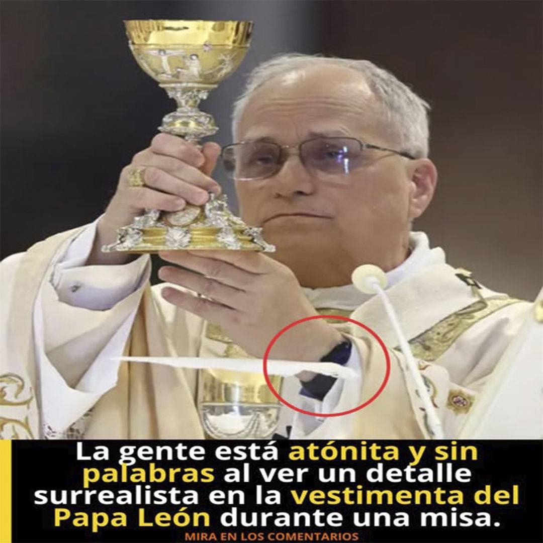 Sacerdote sosteniendo un cáliz con un reloj moderno