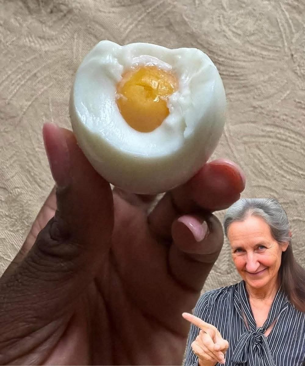 Huevo cocido cortado mostrando la yema y la clara