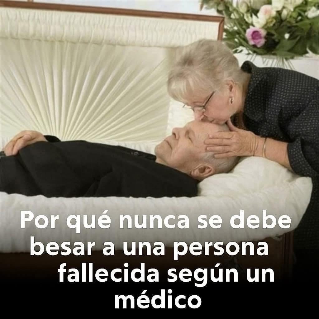 Mujer besando a un fallecido