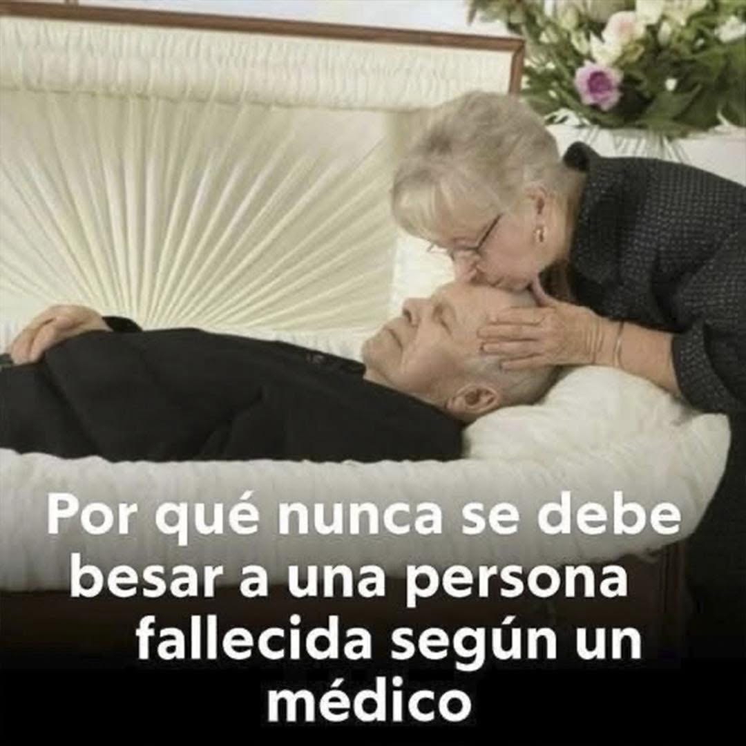 Mujer besando a una persona fallecida