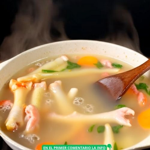 Caldo saludable de patas de pollo