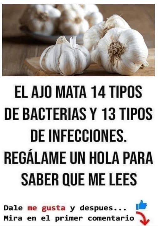 Cabezas de ajo sobre superficie de madera