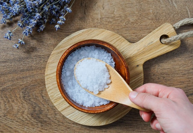 Sal de Epsom: alivio natural con solo dos cucharadas al día — beneficios, usos y precauciones