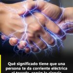 El fenómeno de la electricidad estática y por qué puede producir pequeñas descargas