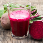 Jugo de remolacha: beneficios reales, receta fácil y precauciones antes de tomarlo