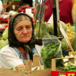 La realidad de muchos adultos mayores que siguen trabajando en mercados y calles