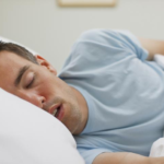 Babear al Dormir: Qué Puede Significar y Cuándo Debes Prestar Atención