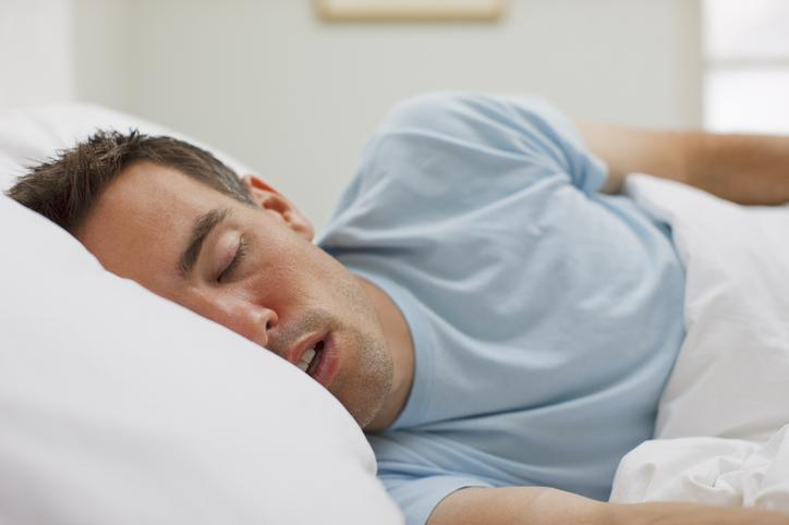 Babear al Dormir: Qué Puede Significar y Cuándo Debes Prestar Atención