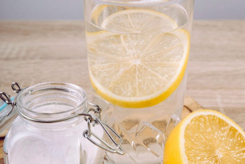 Bicarbonato con Limón: Beneficios Reales, Riesgos y Cuándo Evitar Esta Mezcla
