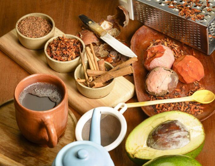 Infusión de Hueso de Aguacate: Qué se Sabe, Cómo se Prepara y Por Qué Conviene Tomarla con Precaución