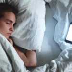 Dormir con el Celular Cerca: Consecuencias Reales para el Sueño y Cómo Evitar Malos Hábitos