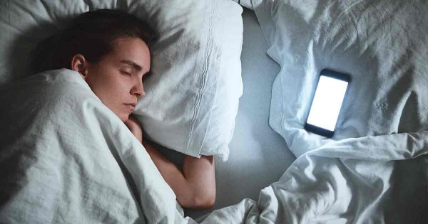 Dormir con el Celular Cerca: Consecuencias Reales para el Sueño y Cómo Evitar Malos Hábitos