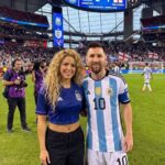 ¿Lionel Messi salió a pasear con Shakira? La verdad detrás del titular viral