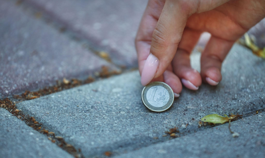 Encontrar una moneda en la calle: significado popular, creencias y qué hacer con ella
