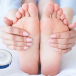 VapoRub en los pies antes de dormir: qué puede ayudar, qué es mito y cómo usarlo con seguridad