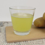 Agua de papa: usos populares, beneficios reales y precauciones antes de tomarla