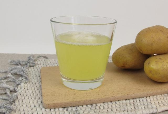 Agua de papa: usos populares, beneficios reales y precauciones antes de tomarla
